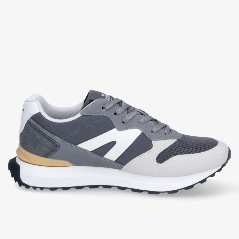 Seitenansicht eines sportlichen, leichten Sneakers mit atmungsaktivem Material und rutschfester Sohle für hohen Komfort