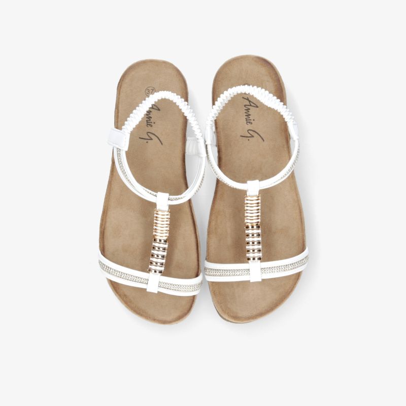 Modische weiße Sandalen mit bequemen Fußbett und elegantem Riemendesign, im Paar von oben fotografiert