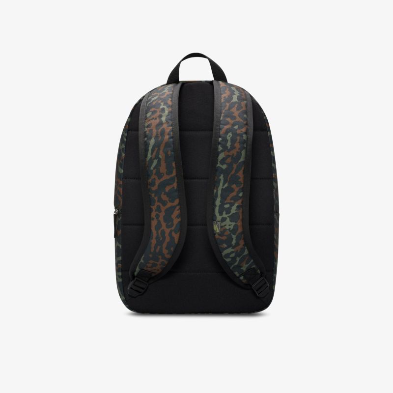 Robuster Rucksack mit Camouflage-Trägern, perfekt für Alltag und Reisen.