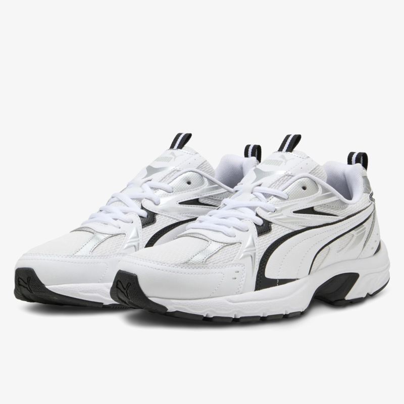 Schräg vorne Ansicht von weißen Sportschuhen mit modernem Design und komfortabler, rutschfester Sohle