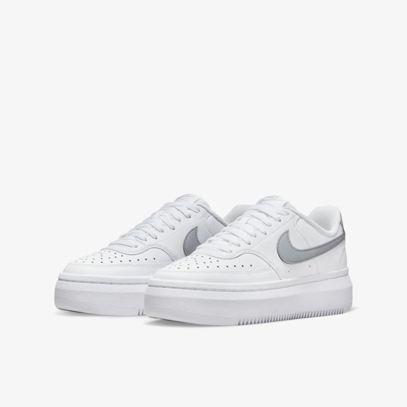 Weiße Sneaker mit grauen Details und robuster Sohle für lässigen Style und komfortable Passform.