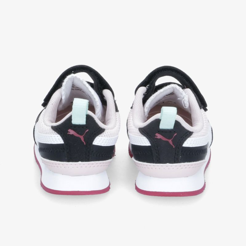 Moderne schwarze Turnschuhe in Weiß und Pink mit kontrastierenden Details für Läufer und Sportbegeisterte