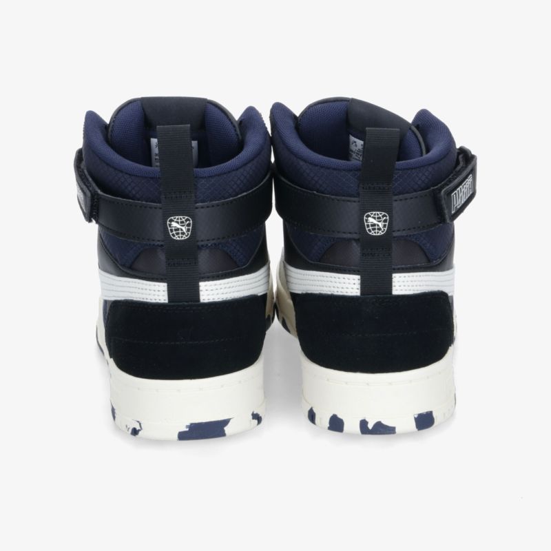 Rückansicht von gepolsterten Sportschuhen mit hohem Schaft und robustem Design, stabil und komfortabel