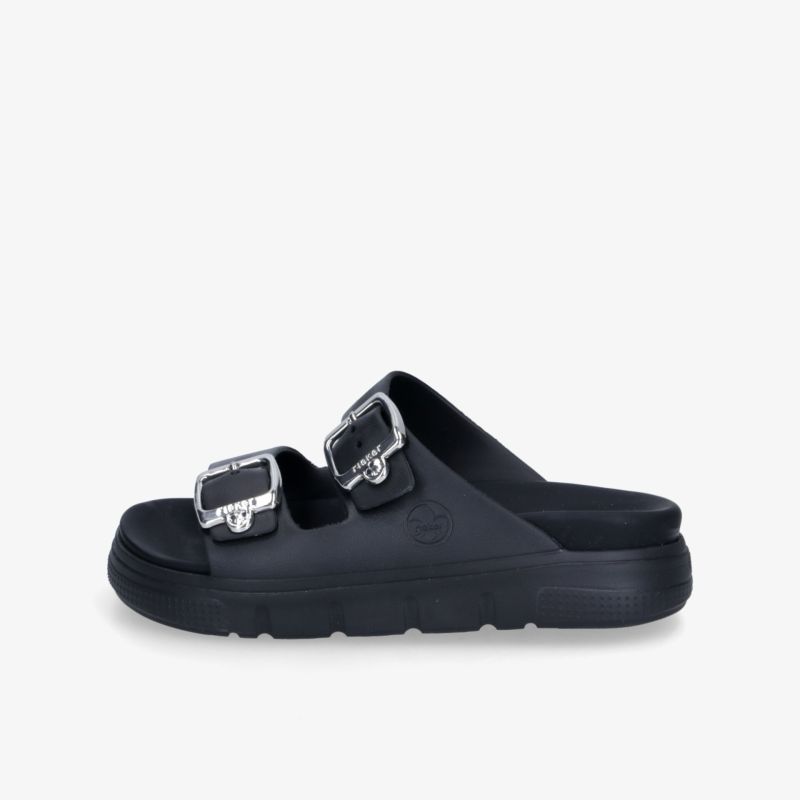 Schwarze Slip-on Sandale mit verstellbaren Metallschnallen, komfortable Passform und rutschfester Sohle seitlich aufgenommen