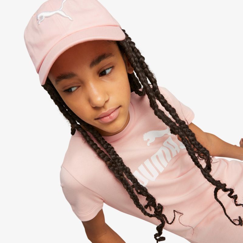 Rosa Outfit mit Markenlogo, komfortabel und modisch, sportlicher Look für jeden Tag.