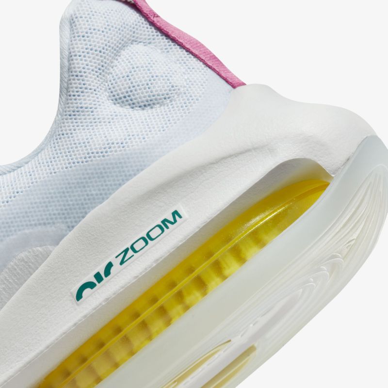 Detailansicht eines modischen Sportschuhs mit innovativer Stoßdämpfung und stylischem Design.