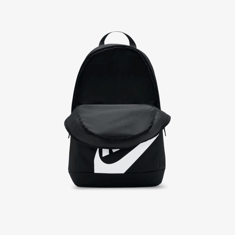 Schwarzer Nike Rucksack mit großem Hauptfach, praktischer Fronttasche und weißem Logo, ideal für Alltag und Sport