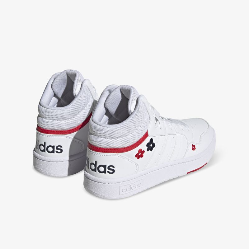 Weiße Sneakers mit hohem Schaft und roten Details, modisches Design und komfortabler Sitz