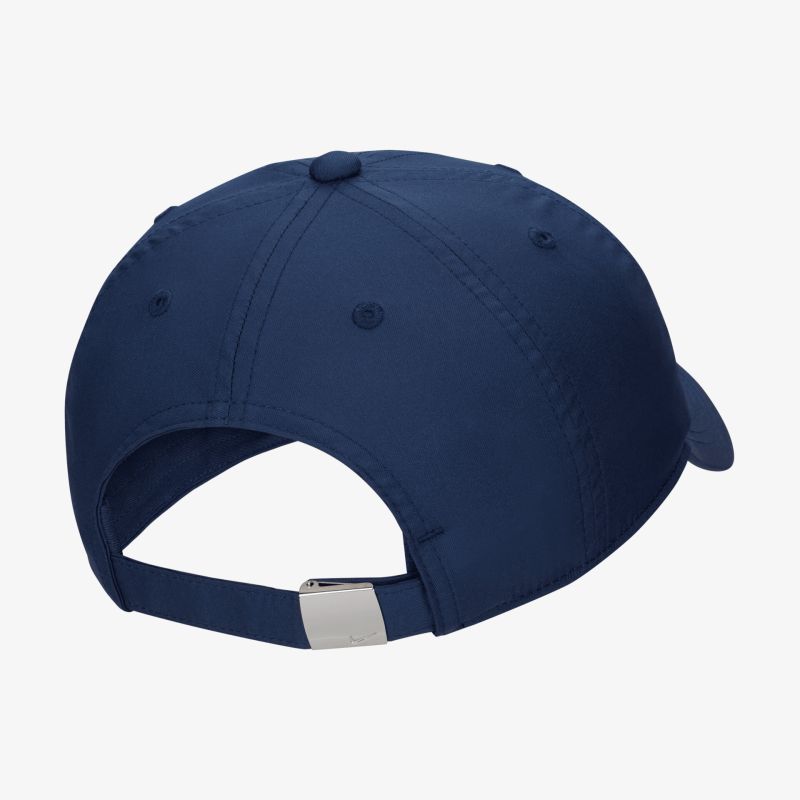 Rückansicht einer dunkelblauen Basecap mit verstellbarem Metallverschluss für sicheren Sitz