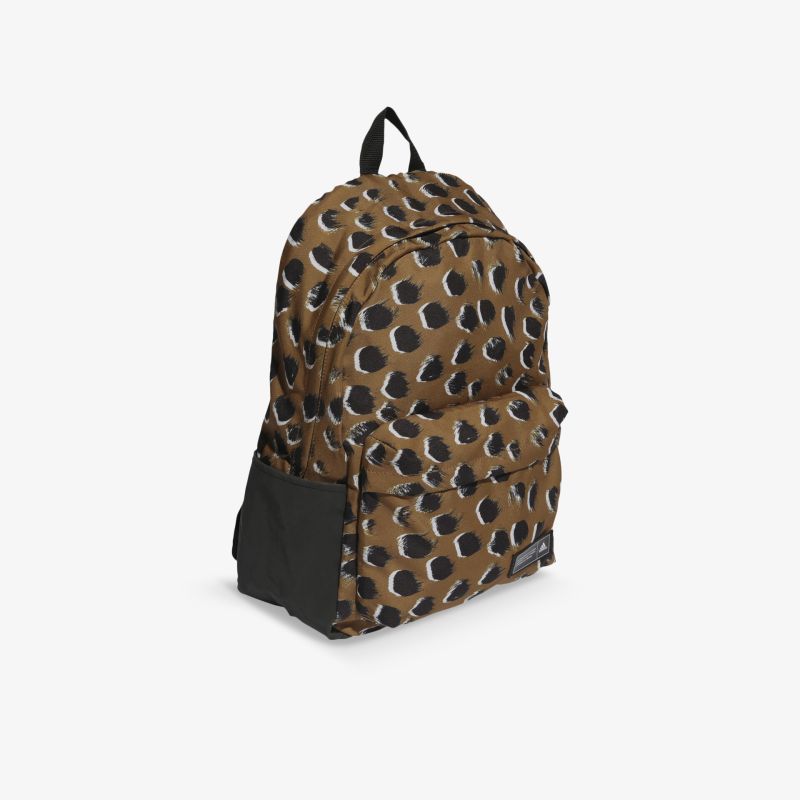 Gepunkteter, modischer Rucksack mit geräumigen Fächern und robustem Design für vielseitige Nutzung.