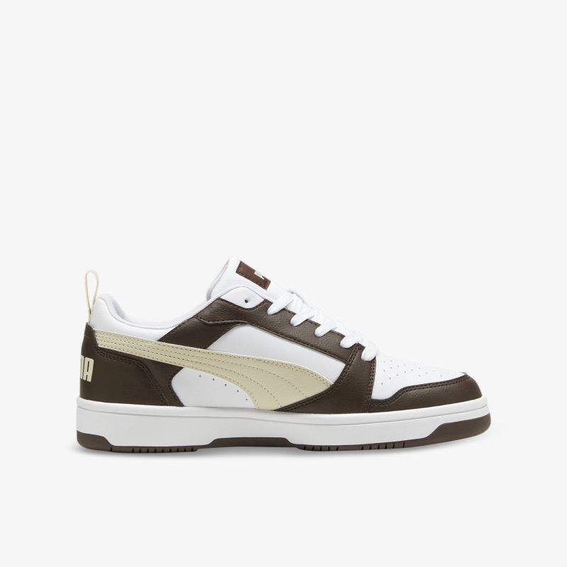 Sportlicher Sneaker in klarer Seitenansicht mit robustem Design und atmungsaktivem Material