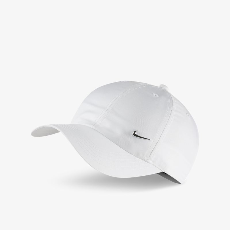 Stilvolle weiße Kappe mit sichtbarem Logo, geeignet für sportliche und lässige Anlässe.
