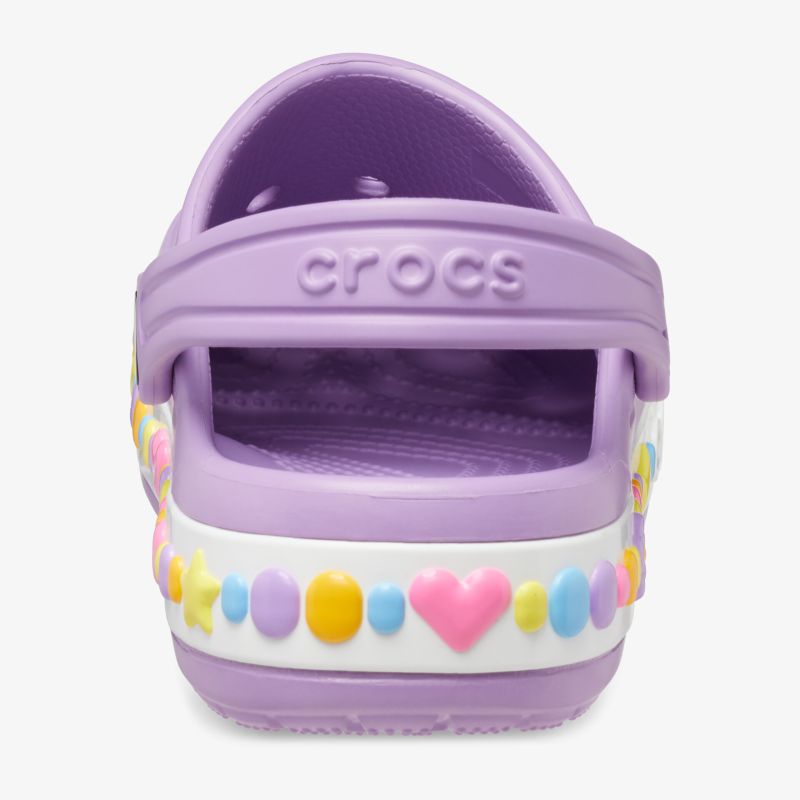 Lila Crocs mit buntem Herzmuster, bequem und rutschfest. Strapazierfähiges Design für vielseitige Verwendung.