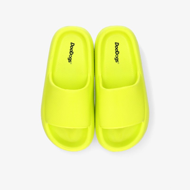 Gelbe leichte Badeschuhe im Paar mit rutschfester Sohle, bequem und wasserfest für den Sommer