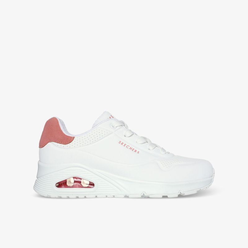 Seitliche Ansicht eines weißen Sneakers mit pinkfarbenem Fersenbereich und sichtbarer Dämpfung in der Sohle