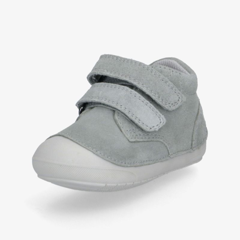 Kleiner grauer Schuh mit flexiblem Klettverschluss und rutschfester, robuster Sohle in schräger Vorderansicht