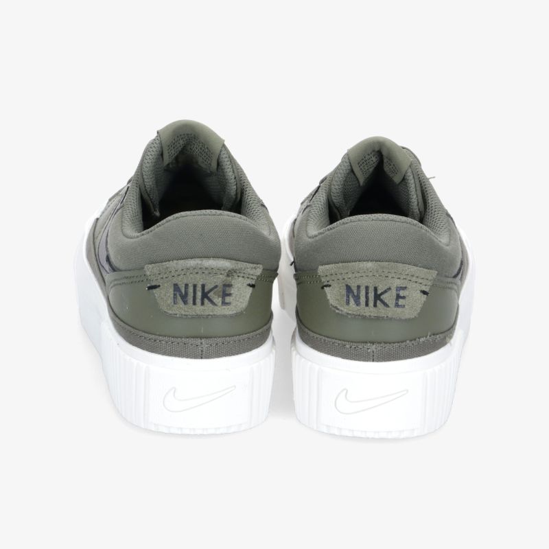 Grüne Nike Sneaker mit weißer Sohle, Rückansicht für urbanen Style und hohen Tragekomfort.