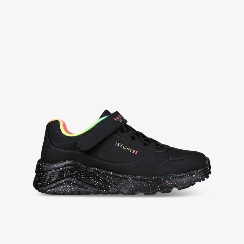 Schwarzer sportlicher Sneaker mit speziellem Klettverschluss und rutschfester, robuster Sohle für optimalen Halt