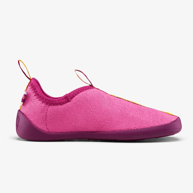 Bequemer, leichter Schuh in modernem Pink mit rutschfester Sohle und anpassungsfähigem Design.