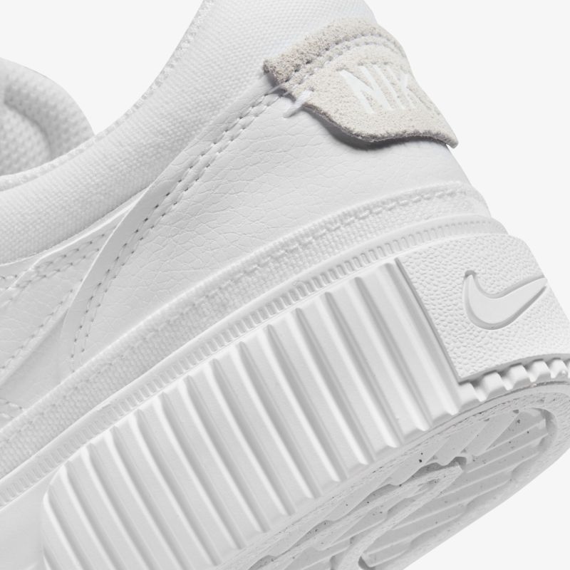 Detailansicht des Sneakers mit strukturiertem Sohlen-Design und hochwertigem Material in strahlendem Weiß.