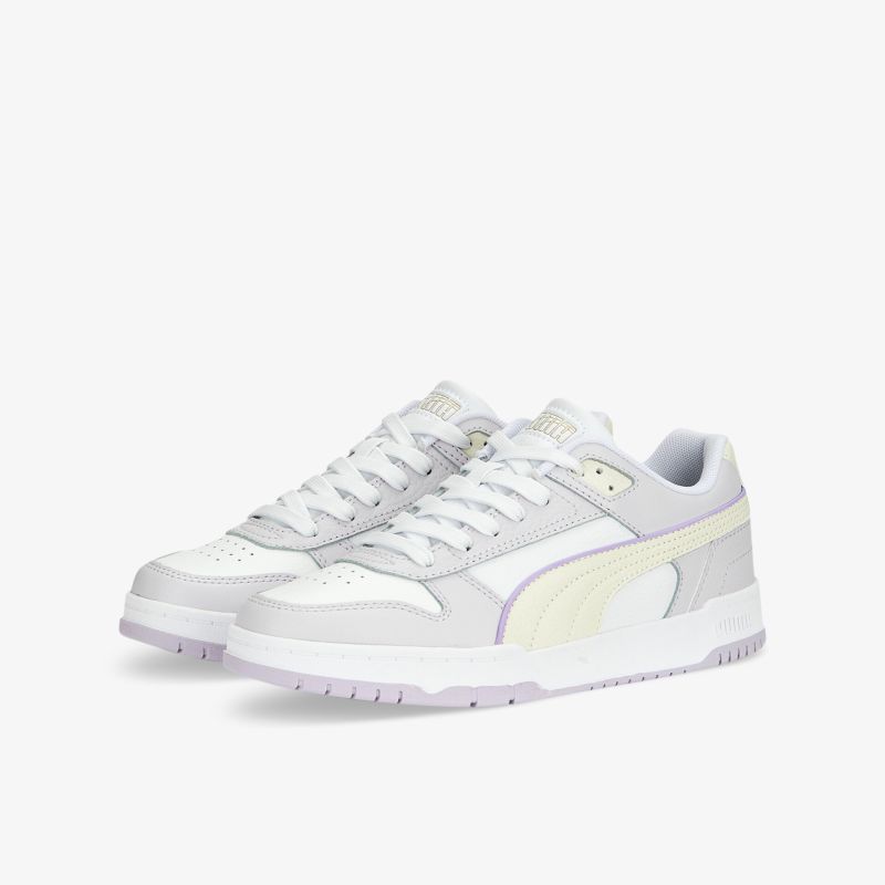 Moderne weiße Sneakers mit seitlichem Logoschriftzug und trendigem Design. Ideal für Alltag und Freizeit.