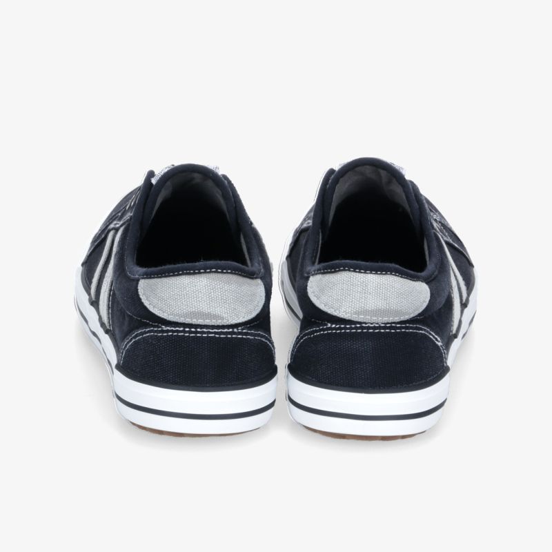 Schwarze Sneaker mit weißer Sohle, perfekte Wahl für Komfort und Stil im Alltag