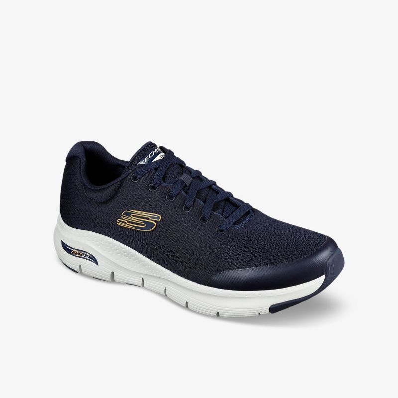 Moderner Sportschuh mit atmungsaktivem Mesh und leichter Sohle, ideal für sportliche Aktivitäten.