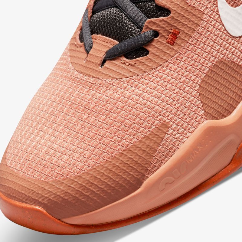 Sportlicher Laufschuh in modernem Design mit orange Strukturmuster. Komfortabel und strapazierfähig.