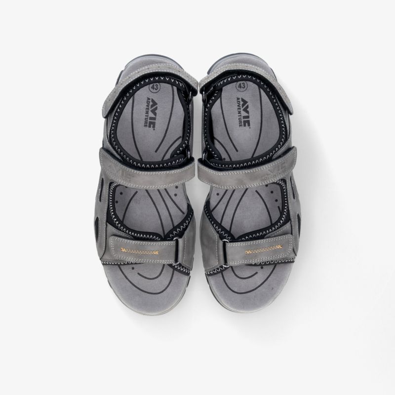 Bequeme, leichte Schuhe mit verstellbaren Schnallen und robuster Sohle in Draufsicht.