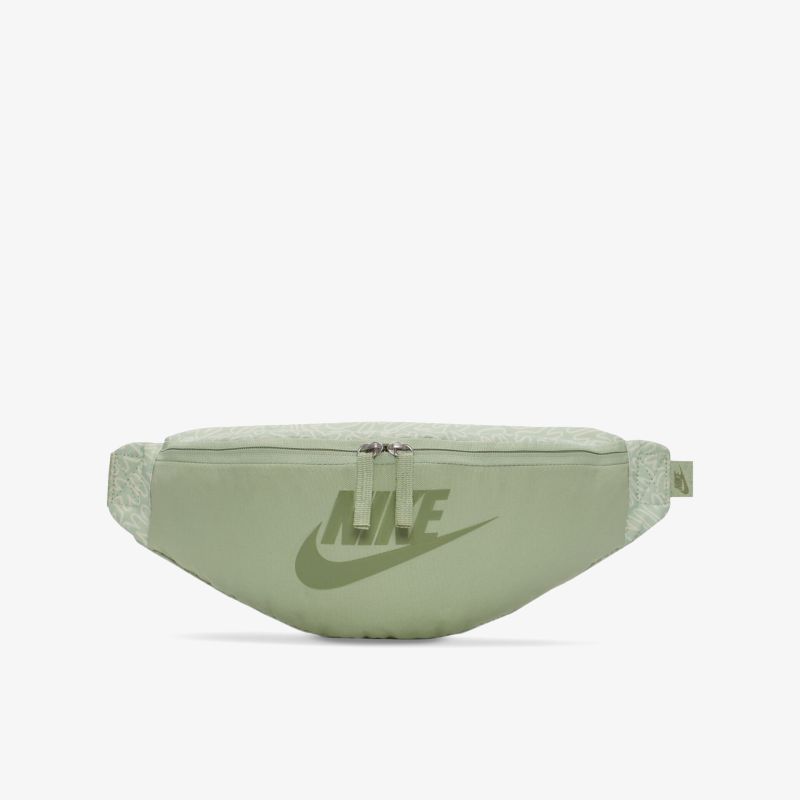 Stylische und praktische Gürteltasche in Grün mit coolem Logo-Design und vielseitigem Einsatzbereich. Perfekt für unterwegs.