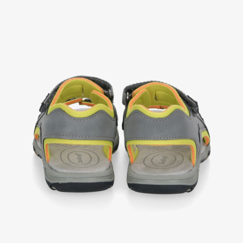 Sportliche Sandalen in Grau und Gelb, robust und verstellbar, mit komfortablem Design und rutschfester Sohle.