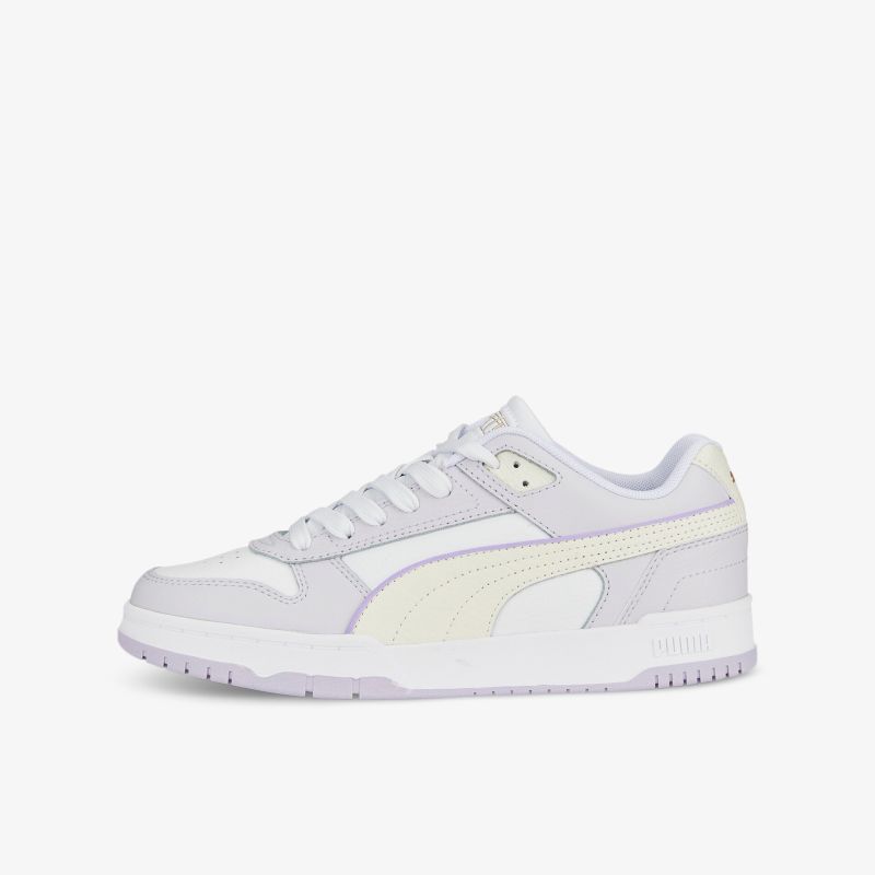 Modischer Sneaker in Weiß mit sanften Akzenten, ideal für Freizeit und Alltag, bietet hohen Tragekomfort.