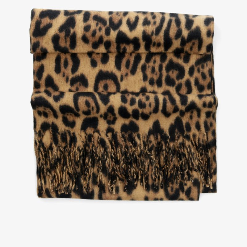 Stylischer Schal mit Leopardenmuster und Fransen für einen modischen Look im Herbst und Winter.