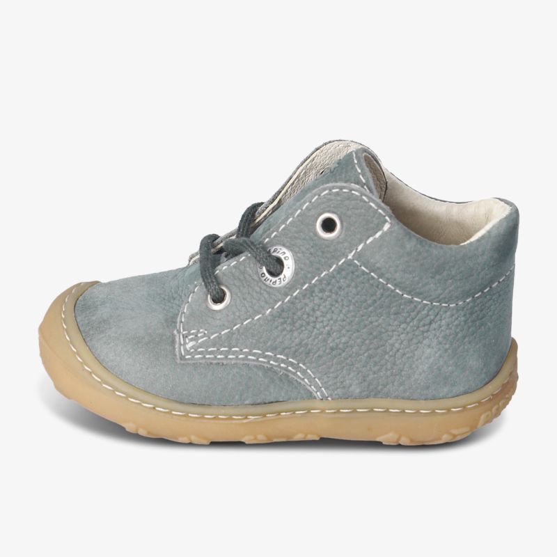 Grauer Kinderschuh mit robuster Sohle und komfortabler Passform, ideal für den täglichen Gebrauch.