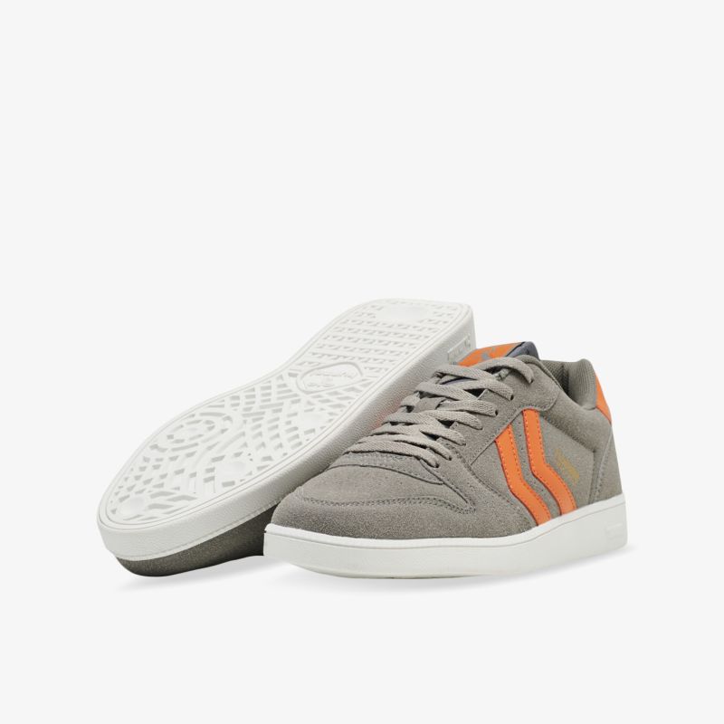 Graue Sneakers mit orangenen Details und rutschfester Sohle, perfekt für einen modischen und sportlichen Look.