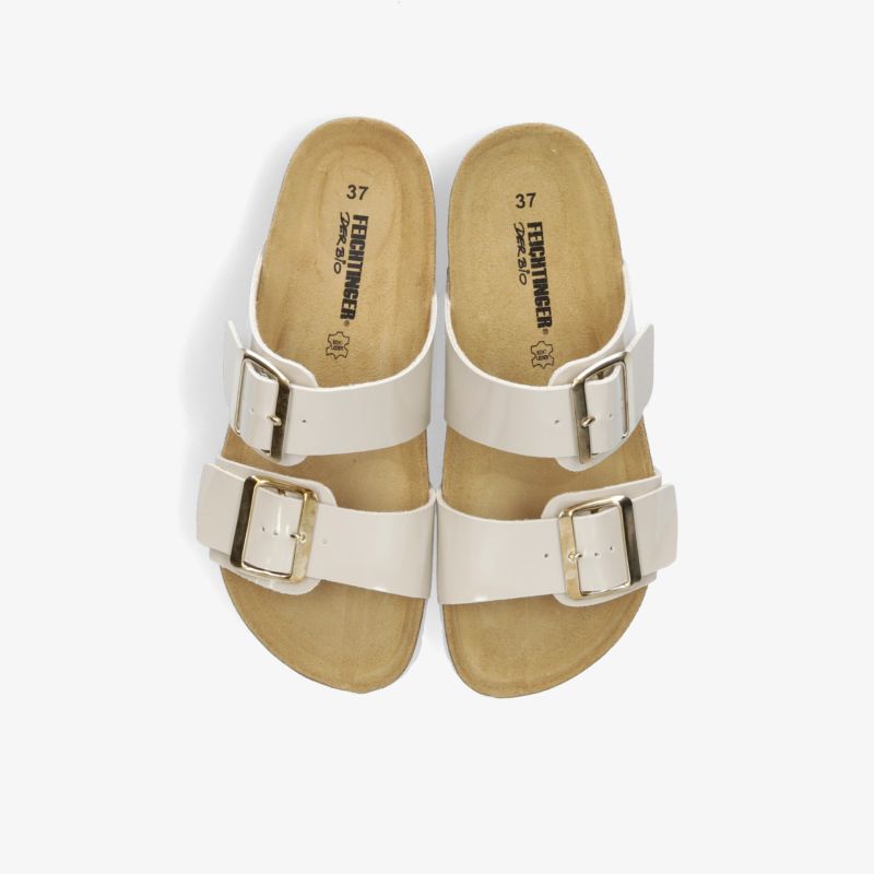 Zwei weiße Sandalen mit verstellbaren Schnallen liegend, komfortabel und atmungsaktiv für entspannten Halt