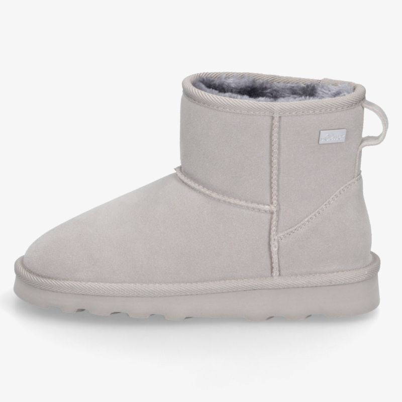 Grauer, warm gefütterter Winterstiefel mit rutschfester Sohle und weichem, bequemem Material in seitlicher Ansicht