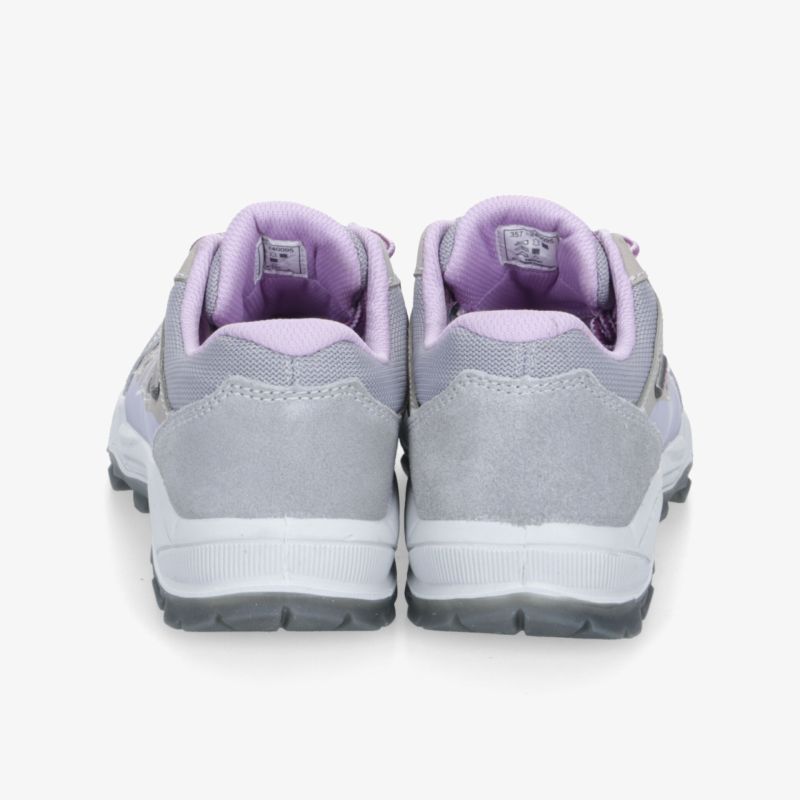 Graue Sportschuhe mit lila Polsterung und robustem Design, komfortabel und langlebig von hinten gezeigt