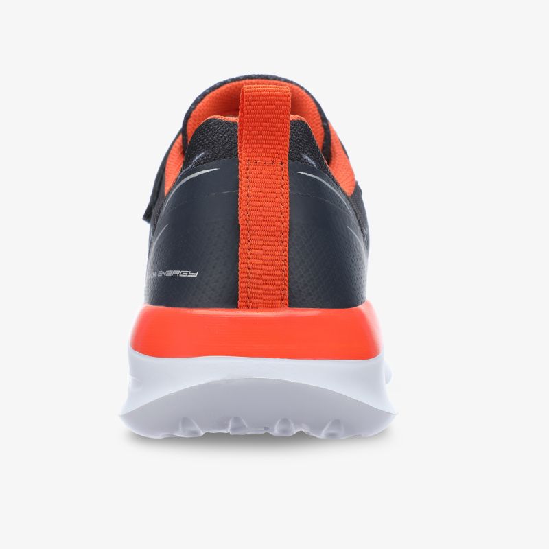 Sportlicher Schuh mit rutschfester Sohle und modernem Design, ideal für aktive Freizeit.