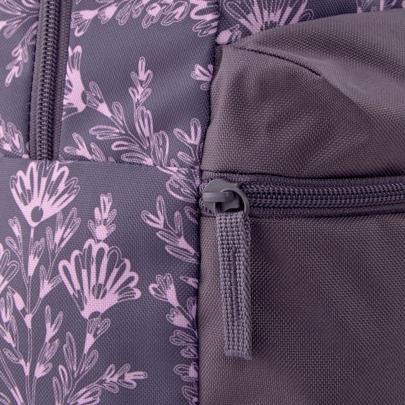 Detaillierte Ansicht einer Tasche mit floralem Muster und robustem Reißverschluss