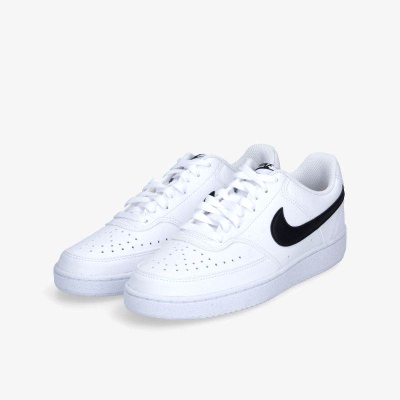 Weißer Sneaker mit schwarzem Logo, komfortabel und strapazierfähig, sportlicher Alltags- und Freizeitlook