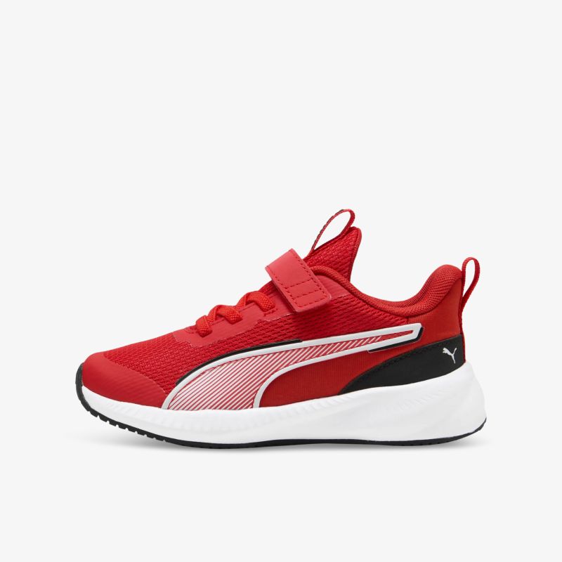 Leichter roter Sportschuh mit flexibler, rutschfester Sohle und bequemer Passform im sportlichen Design, seitliche Ansicht