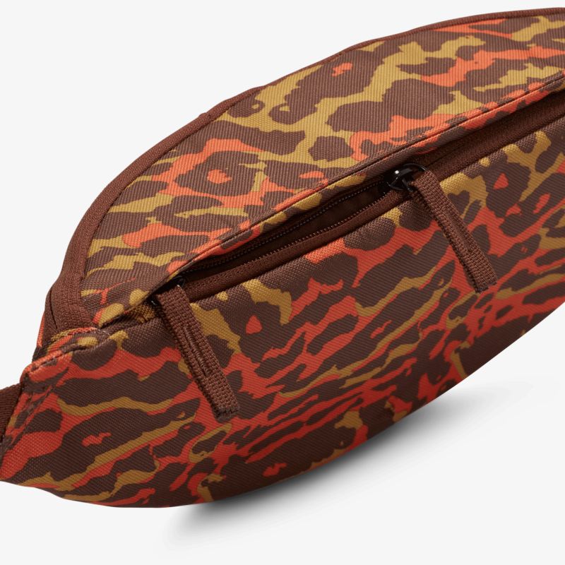 Modische Tasche mit auffälligem Leopardenmuster in Rot- und Brauntönen, praktische Reißverschlusstasche