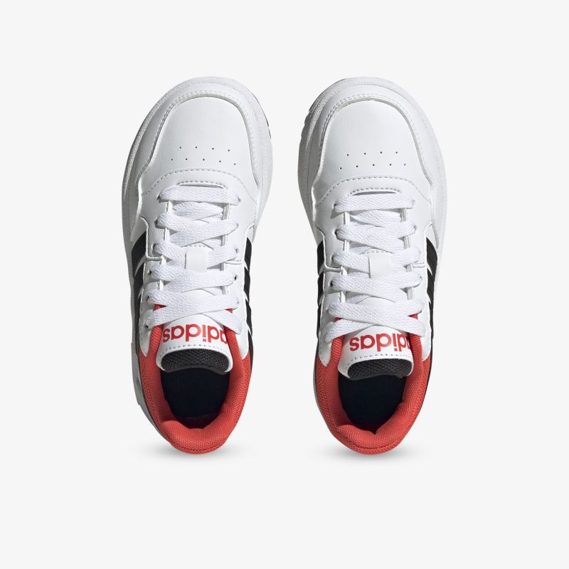 Stylische Sportschuhe in Weiß mit roten Akzenten und schwarzem Detail für optimalen Komfort und modischen Look.