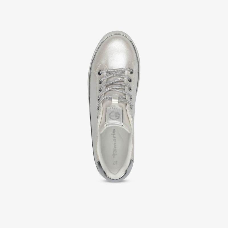 Silberner Sneaker mit metallischem Finish, sportlich und komfortabel, Draufsicht von oben mit Schnürsenkeln