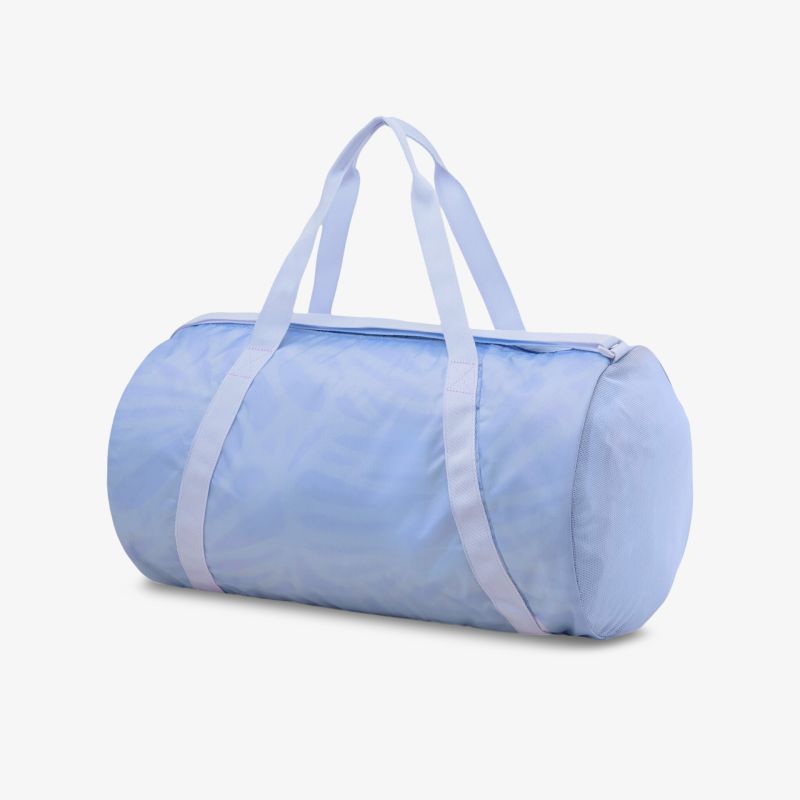 Hellblaue Sporttasche mit zwei Tragegriffen, leicht und geräumig für vielseitige Nutzung.