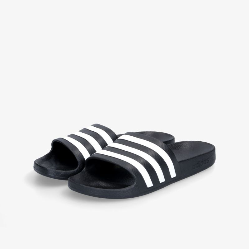Bequeme schwarz-weiß gestreifte Sandalen mit ergonomischem Design und rutschfester Sohle.