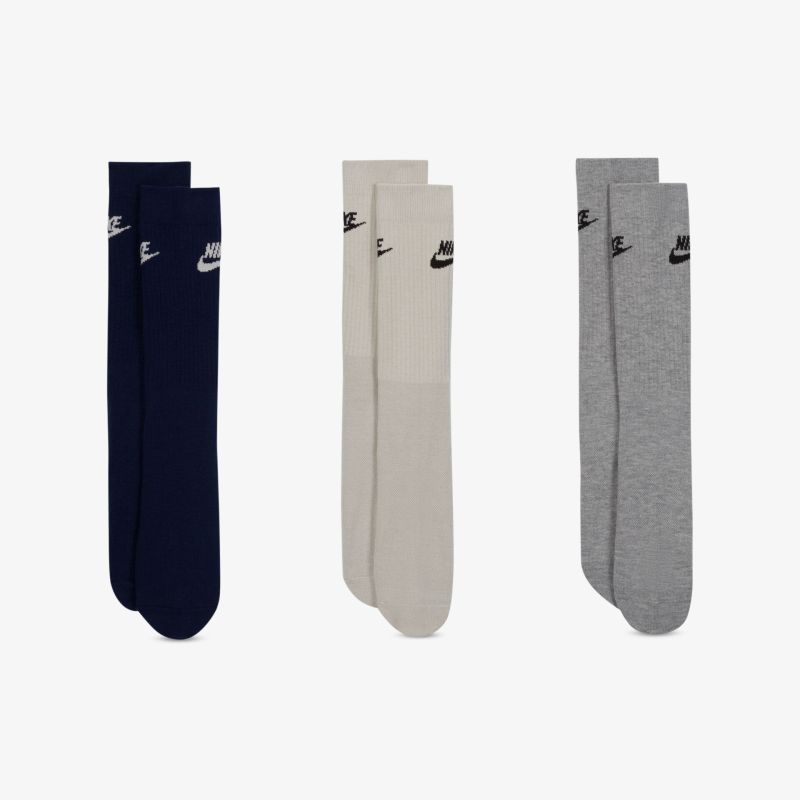 Dreierpack Socken in Blau, Beige und Grau mit Logo, komfortabel und stilvoll für jeden Anlass.
