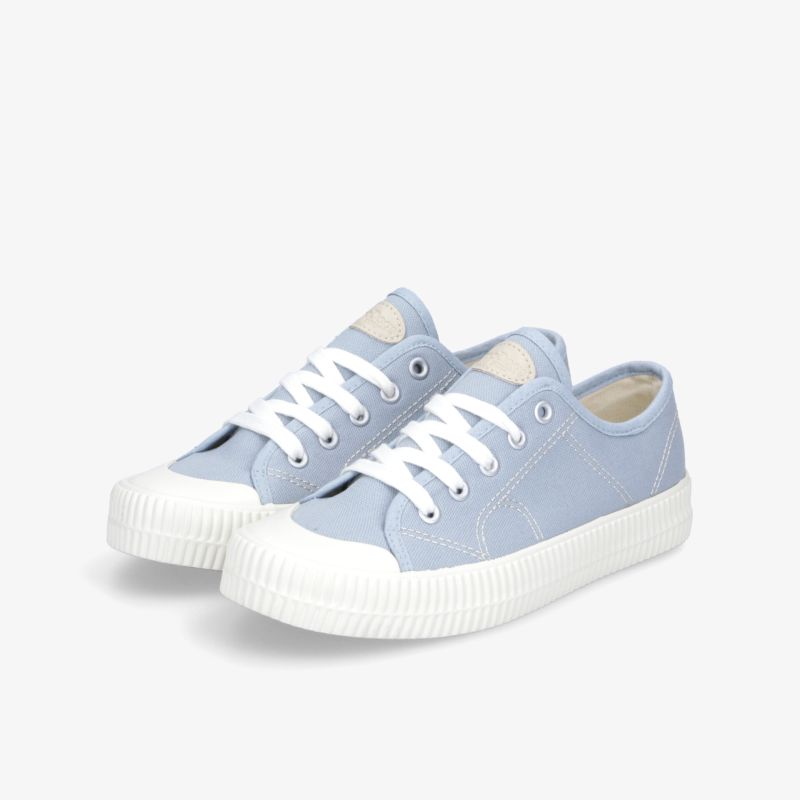 Modische blaue Sneaker mit weißen Sohlen. Komfortabel und robust für den täglichen Gebrauch.