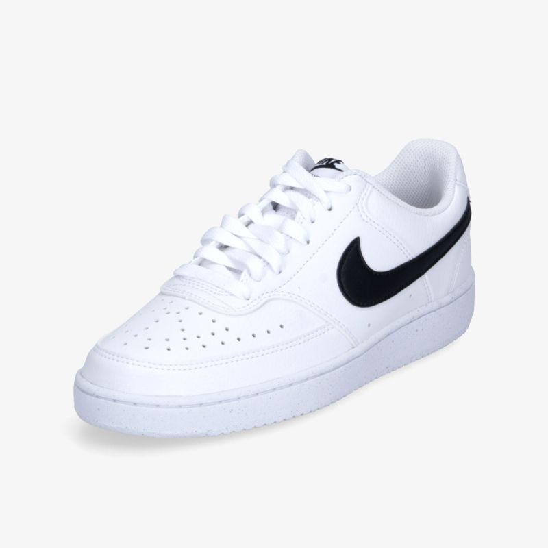 Weißer Nike Sneaker mit schwarzem Logo, sportlich und bequem, voller Frontansicht